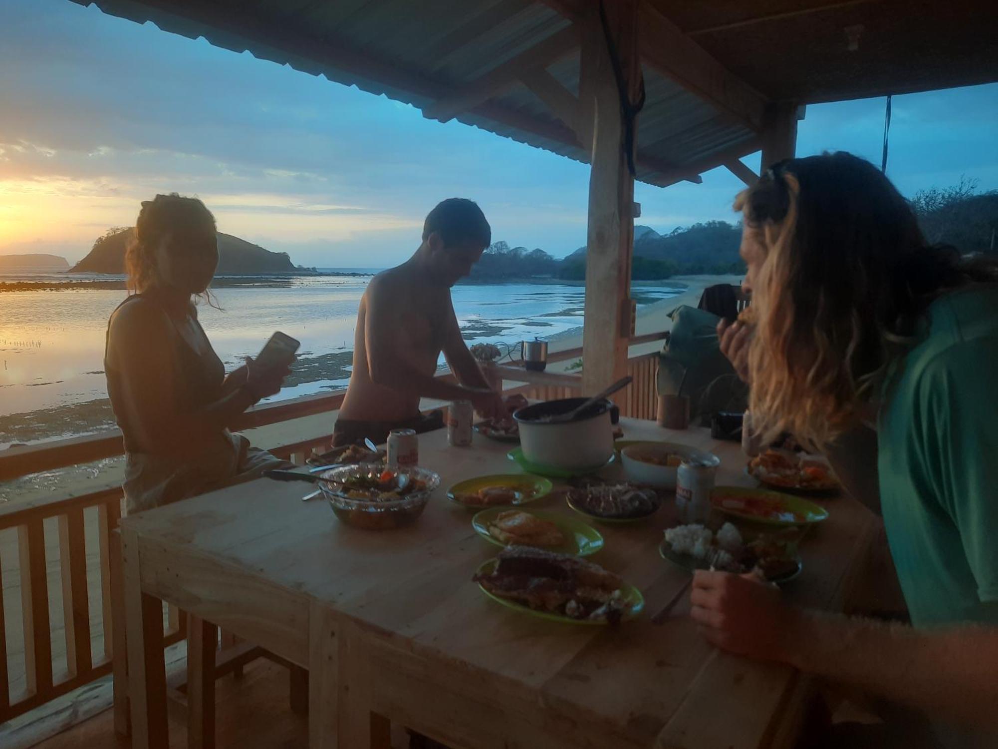 Boneputeh Homestay Taliwang Extérieur photo